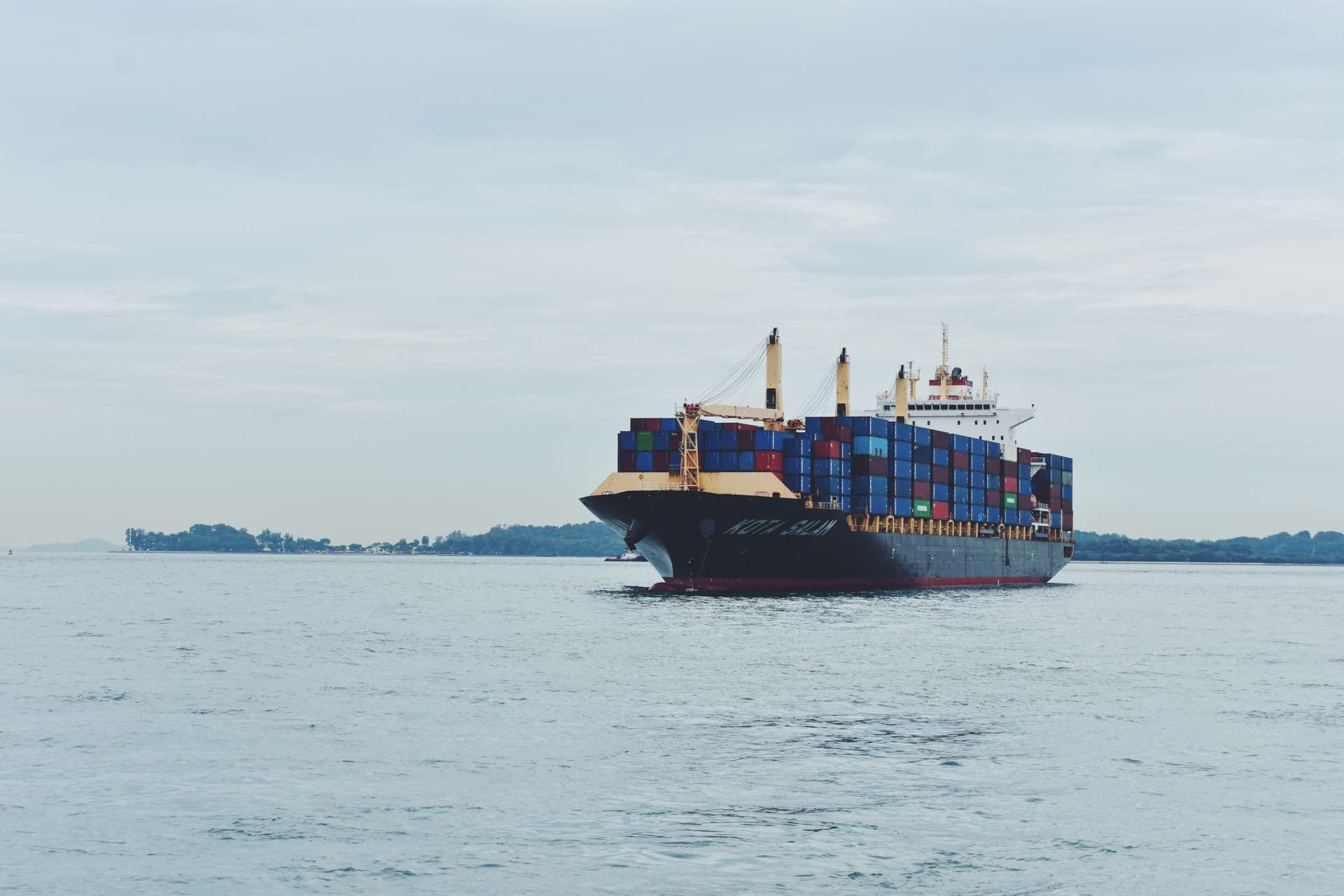 Navio porta-contêineres em movimento no mar